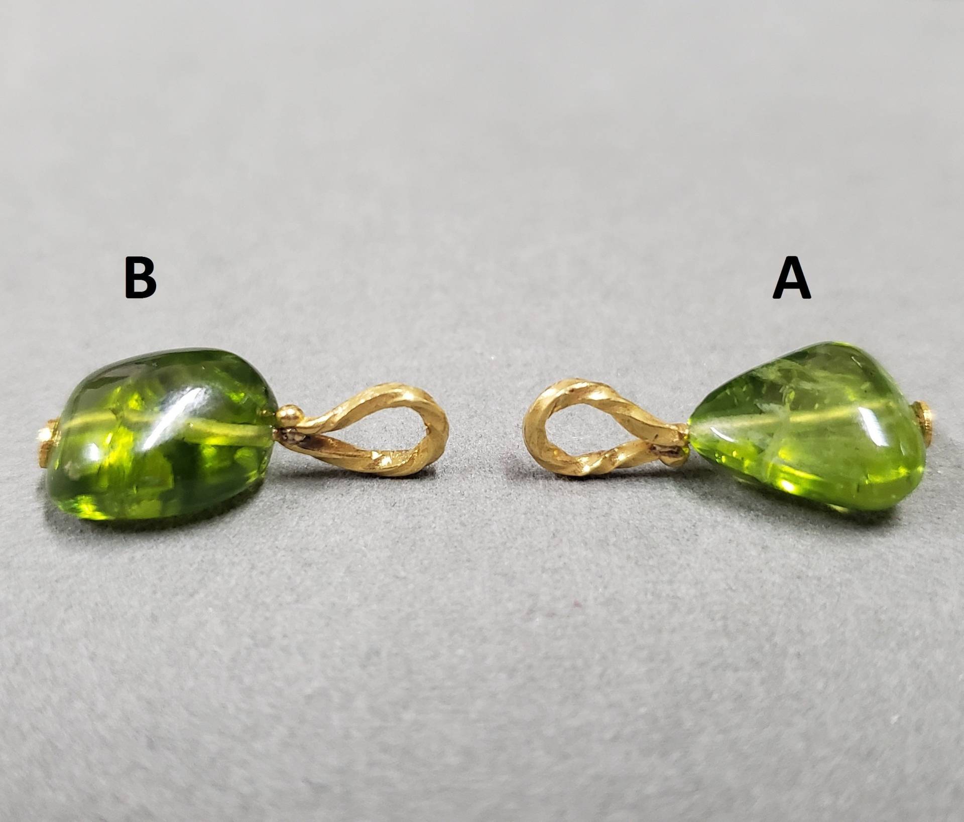 Grüner Peridot 18K Gold Anhänger, Schmuck, Tumbles, Einschluss Basiert, Geschenkanhänger, Massiver Goldhaken, Gehämmerte Öse von KJEWELRYACCESSORIES