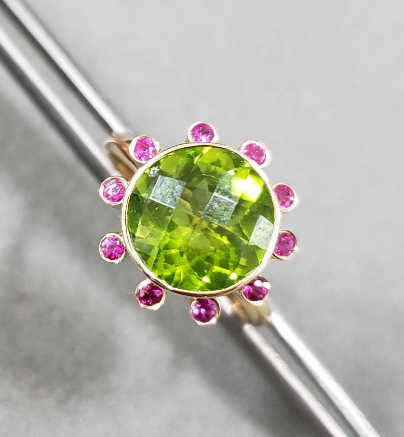 Grüner Peridot Und Rubin 14K Goldring, Cluster-Einstellung, Grüner Peridot, Birthstone Ring, Bester Geschenkring, Exklusive Feinherstellung von KJEWELRYACCESSORIES