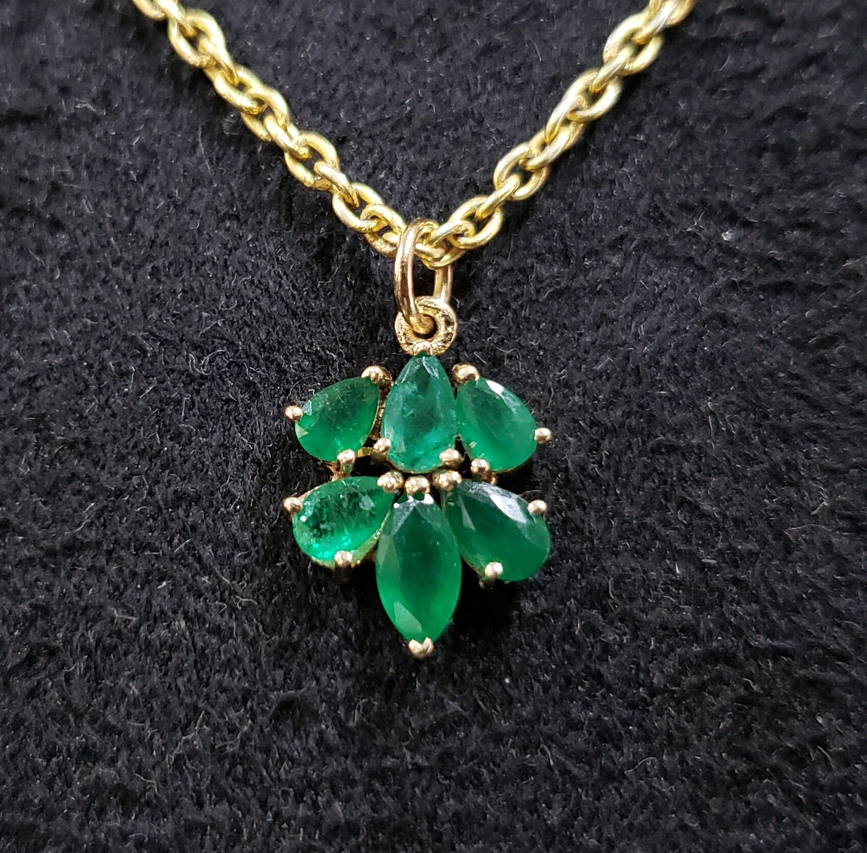 Sambian Smaragd 14K Gold Anhänger, Handgemachter Blatt Edelstein, Grüner Naturstein, Halskette von KJEWELRYACCESSORIES