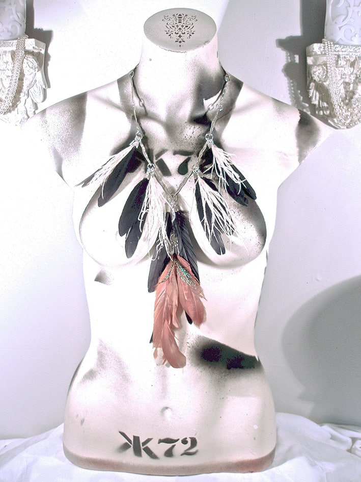 Maßgeschneiderte Boho Feather Und Bar Halskette Versilbert Maßgeschneiderte Boho Feather Und Bar Halskette Versilbert von KK72