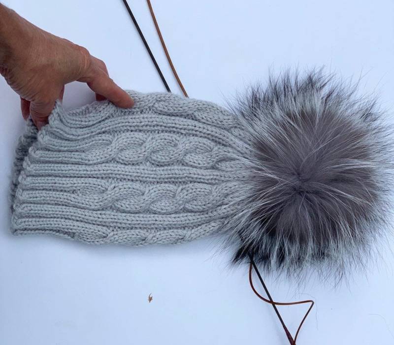 100% Kaschmir Hellgrau Zopfmuster Grobstrick Gerippte Beanie Mütze - Handgemachte Strickmütze Silberfuchs Pom Super Weich Sofort Lieferbar von KKHATS