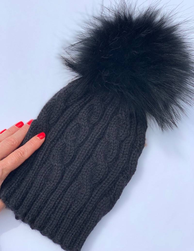 100% Kaschmir Schwarz Zopfmuster Grobstrick Beanie Mütze - Handgemachte Strickmütze Waschbär Pom Super Weich von KKHATS