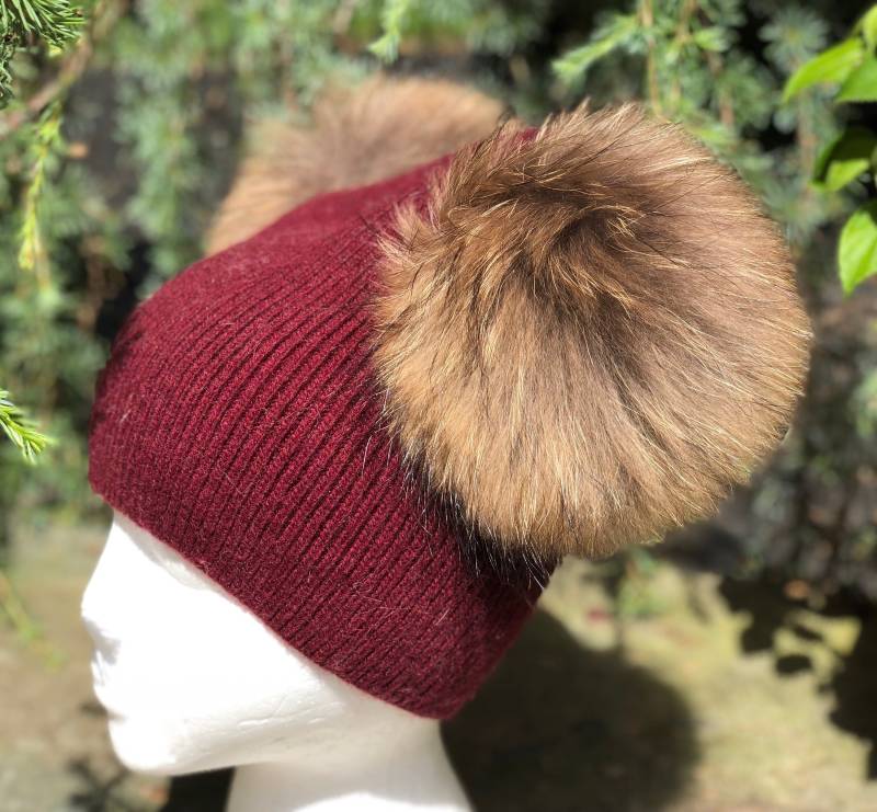 Burgunder Pelz Pom Gerippte Strickmütze - Mit Waschbärfell Erwachsenengröße Mimi Hat von KKHATS
