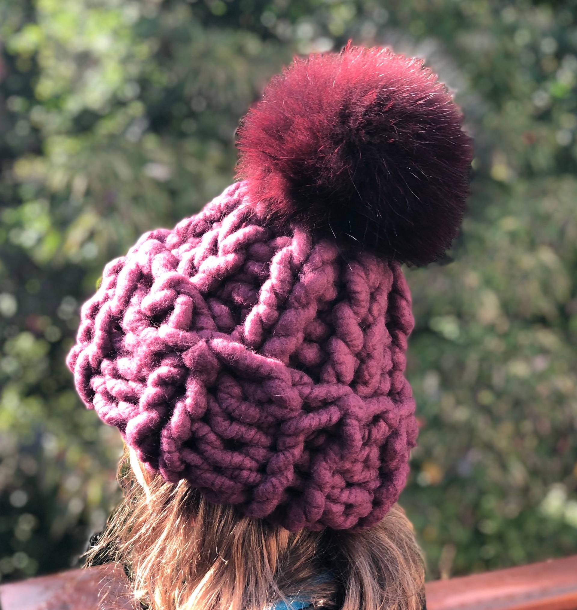 Burgunder Super Chunky Sperrige Winter Beanie Pompom Hut - 100% Alpaka Handgemachte Gestrickte Waschbär Pom Sofort Lieferbar von KKHATS
