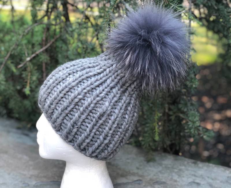 Damen Chunky Beanie Pelz Bommel Winter Wollmütze - 100 % Handgemachte Gerippte Strickmütze Waschbär Pom Lieferbar Geschenk von KKHATS