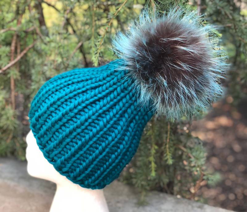 Damen Winter Beanie Pelz Bommel Chunky Wollmütze - 100% Handgemachte Gerippte Strickmütze Waschbär Geschenk von KKHATS
