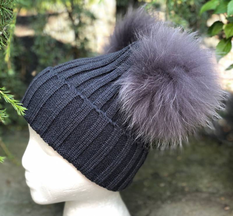 Dunkelgraue Pelz Pom Gerippte Foldover Strickmütze - Mit Waschbärfell Erwachsene Größe Mimi Hat von KKHATS