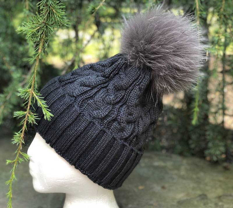 Dunkelgraue Pelz Pom Gerippte Foldover Strickmütze - Mit Waschbärfell-Pom Erwachsene Größe von KKHATS