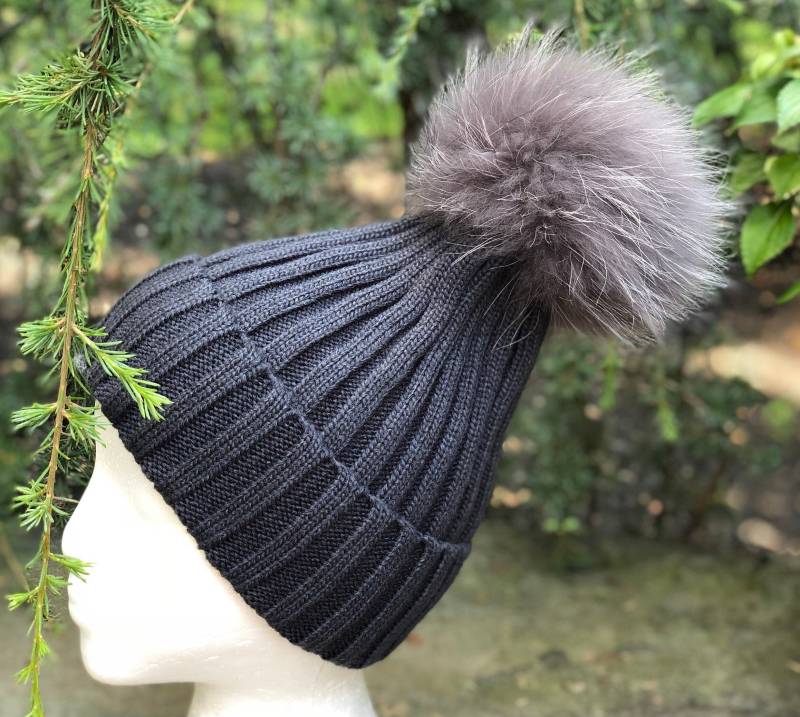 Dunkelgraue Pelz Pom Gerippte Foldover Strickmütze - Mit Waschbärfell-Pom Erwachsene Größe von KKHATS
