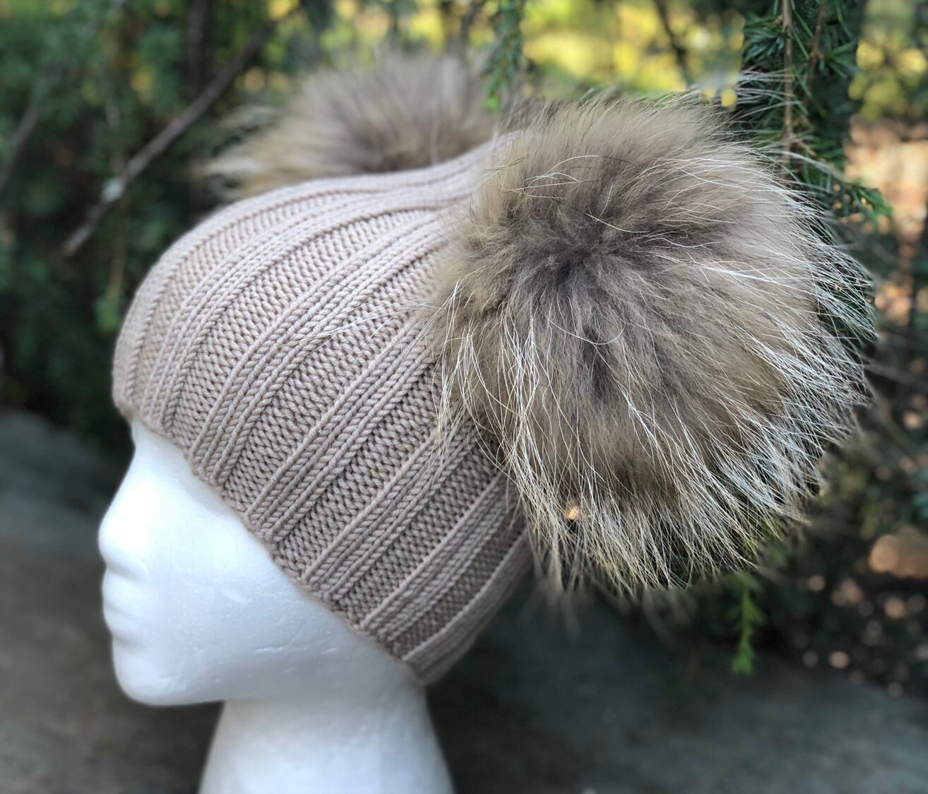 Gerippte Beige Beanie Pelz Bommelmütze - 100 % Wolle Mütze Handgemachte Gestrickte Mimi Doppel Pom Lieferbar Wintermütze von KKHATS