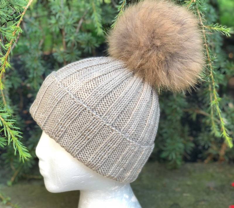Gerippte Beige Beanie Pelz Bommelmütze - 100% Wollmütze Handgemachte Strickmütze Waschbär Pom Damen Wintermütze von KKHATS