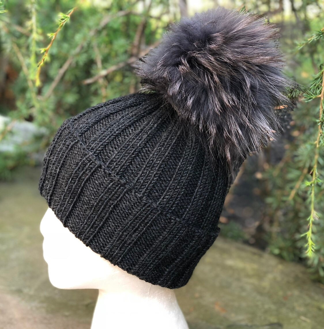 Gerippte Graue Beanie Pelz Bommelmütze - 100 % Wolle Hut Handgemachte Gestrickte Fold Over Waschbär Pom Lieferbar Damen Wintermütze von KKHATS
