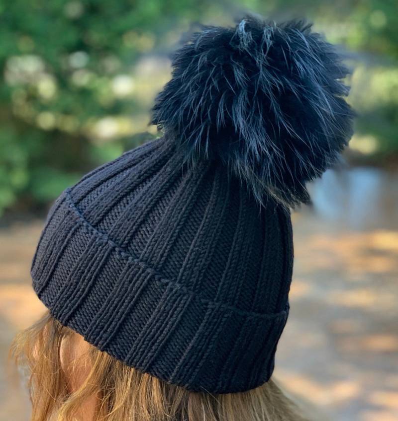 Gerippte Schwarze Beanie Pelz Bommelmütze - 100 % Wolle Hut Handgemachte Gestrickte Falten Über Hut-Waschbär Pom Ready To Ship-Frauen/Kinder von KKHATS