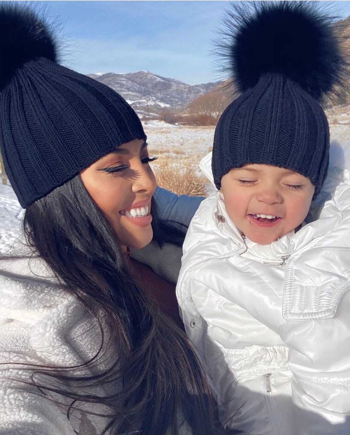 Gerippte Schwarze Beanie Pelz Pompom Hut - 100% Wolle Handgemachte Strickmütze Waschbär Pom Sofort Lieferbar Damen Wintermütze von KKHATS