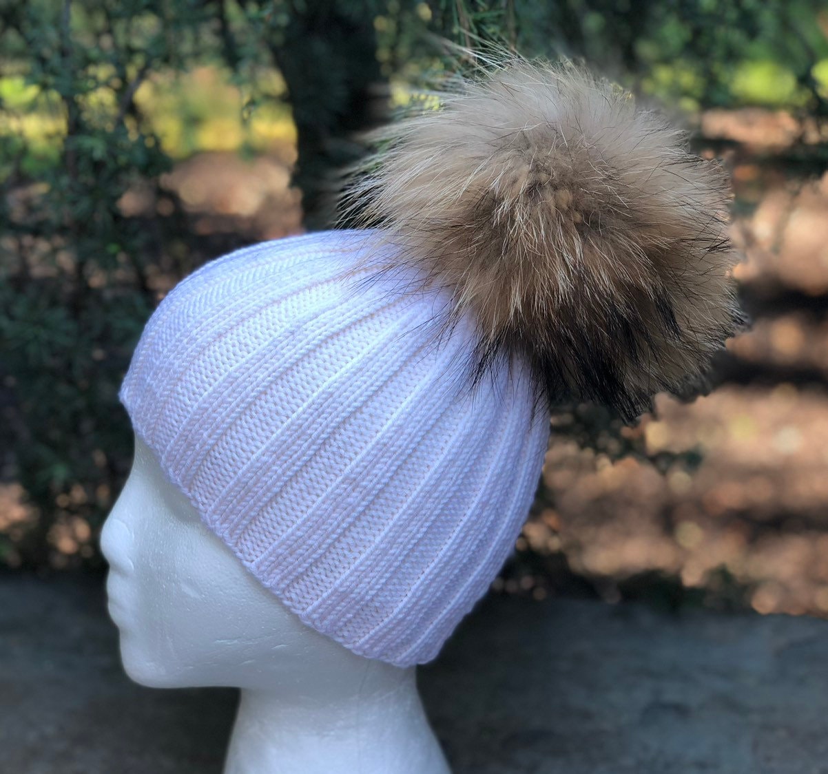 Gerippte Weiße Beanie Pelz Bommelmütze - 100 % Wolle Mütze Handgemachte Strickmütze Waschbär Pom Lieferbar Damen Wintermütze von KKHATS