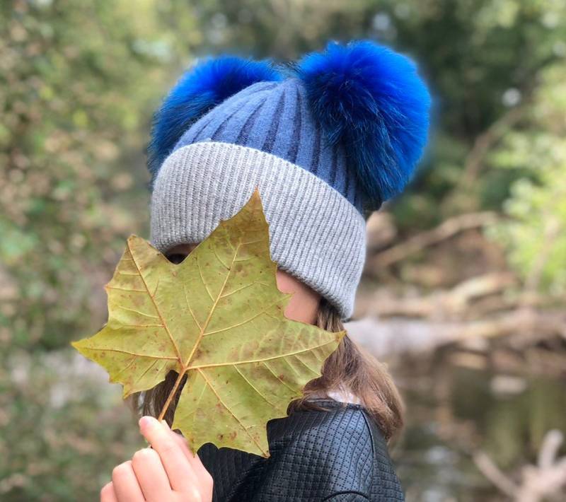 Grau Blau Doppel Pelz Pom Gerippte Foldover Strickmütze - Mit Waschbär Erwachsene Größe Mimi Hat von KKHATS