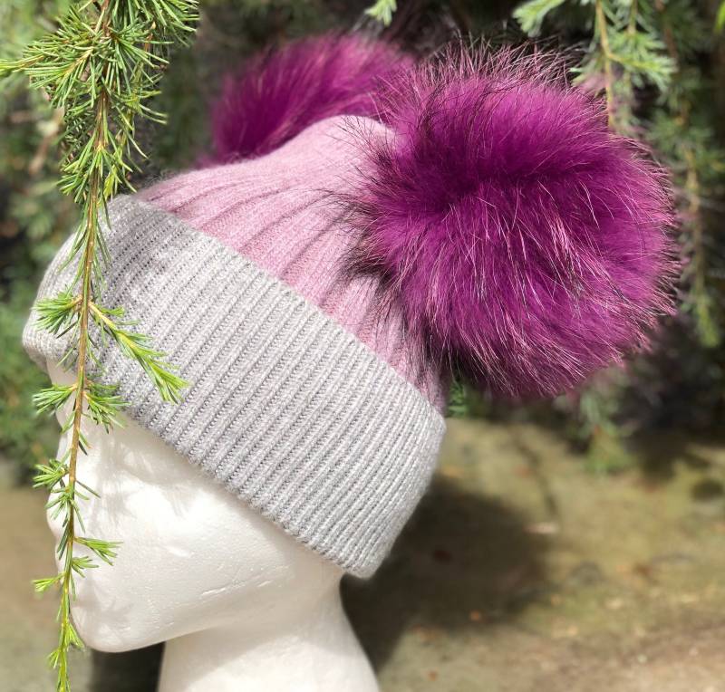 Grau Lila Doppel Pelz Pom Gerippte Foldover Strickmütze - Mit Waschbär Erwachsene Größe Mimi Hat von KKHATS