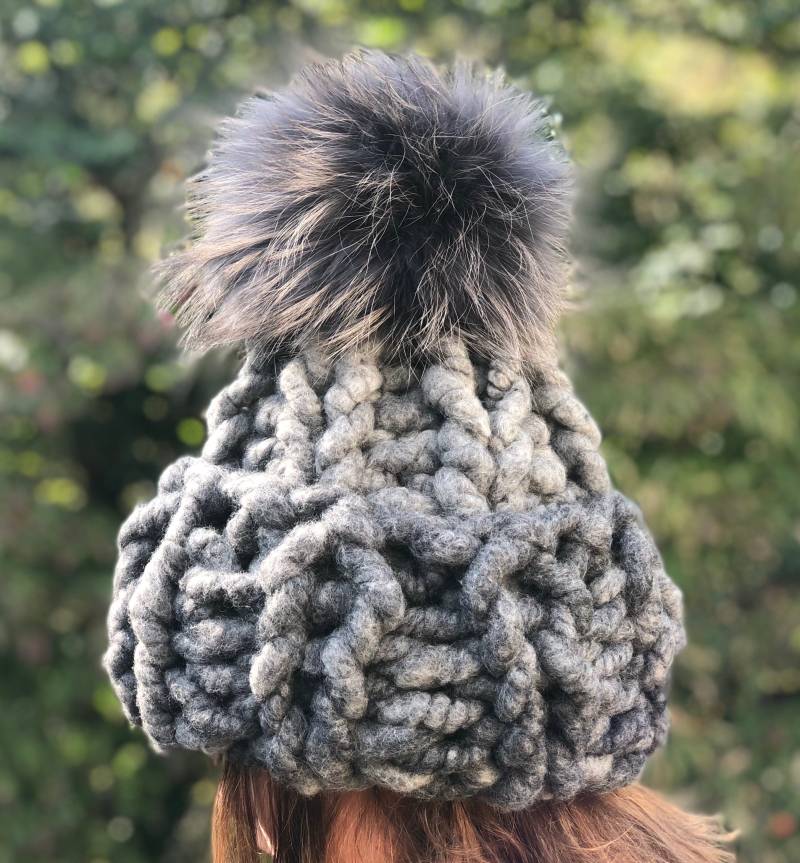 Graue Super Chunky Sperrige Winter Pelz Pompom Gerippte Hut - 100% Alpaka Handgemachte Gestrickte Fold Over Pom Sofort Lieferbar von KKHATS