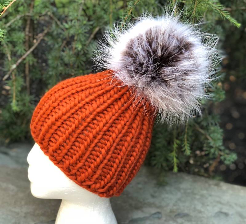 Grobstrick Winter Beanie Wolle Pelz Bommel Mütze - 100 % Handgemachte Gerippte Strickmütze Waschbär Pom Lieferbar Geschenk von KKHATS
