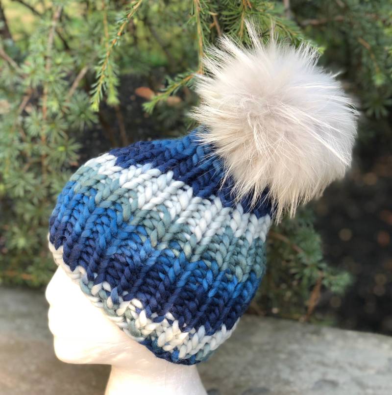 Handgemachte Gerippte Strickmütze - Waschbär Pom Damen Wintermütze von KKHATS