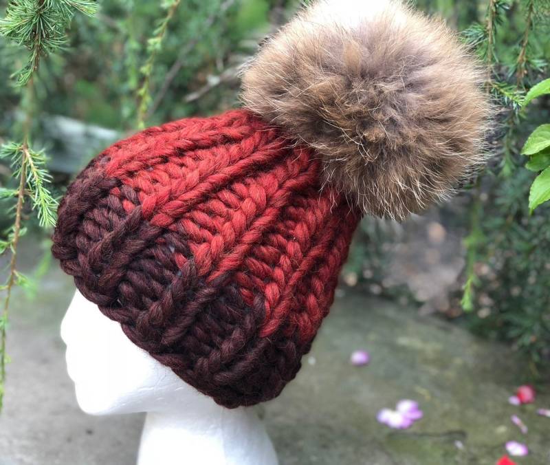 Handgemachte Gerippte Strickmütze - Waschbär Pom Damen Wintermütze von KKHATS