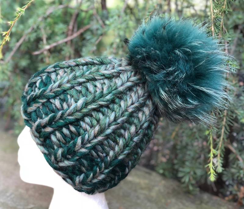 Handgemachte Gerippte Strickmütze - Waschbär Pom Damen Wintermütze von KKHATS