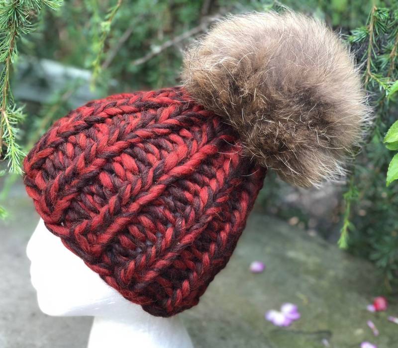 Handgemachte Gerippte Strickmütze - Waschbär Pom Damen Wintermütze von KKHATS