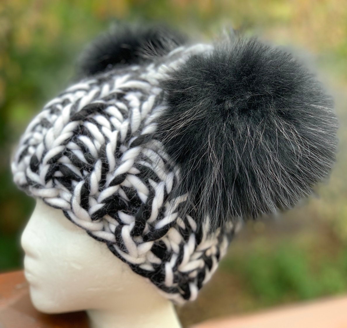 Handgemachte Gestrickte Mütze - Waschbär Pom Damen Wintermütze von KKHATS