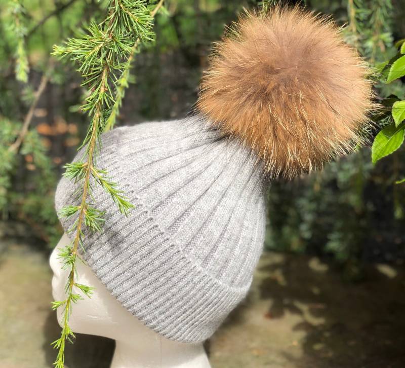Hellgraue Pelz Pom Gerippte Foldover Strickmütze - Mit Waschbärfell-Pom Erwachsene Größe von KKHATS