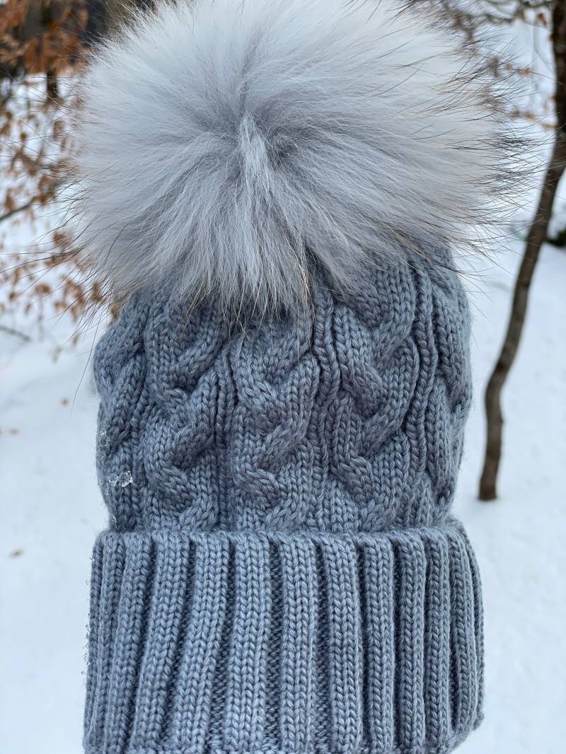 Hellgraue Pelz Pom Gerippte Foldover Strickmütze - Mit Waschbärfell-Pom Erwachsene Größe von KKHATS