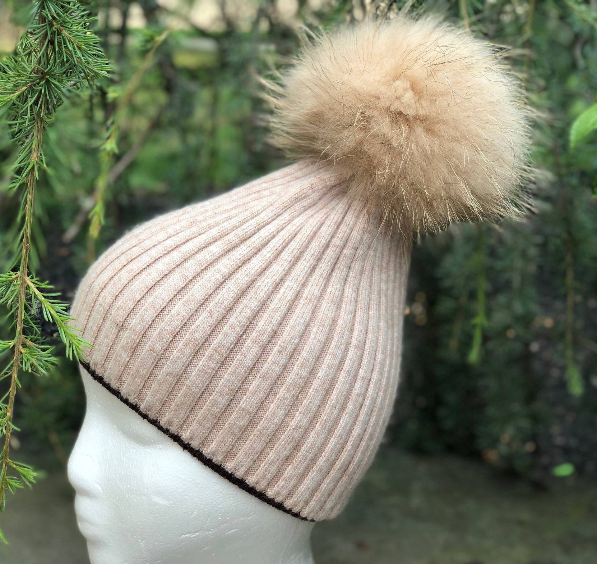 Pelz Pom Gerippte Doppellagige Strickmütze - Mit Waschbärfell-Pom Erwachsene Größe von KKHATS