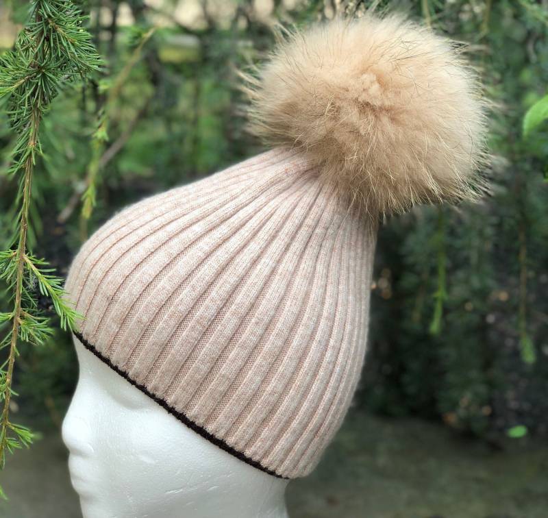Pelz Pom Gerippte Doppellagige Strickmütze - Mit Waschbärfell-Pom Erwachsene Größe von KKHATS