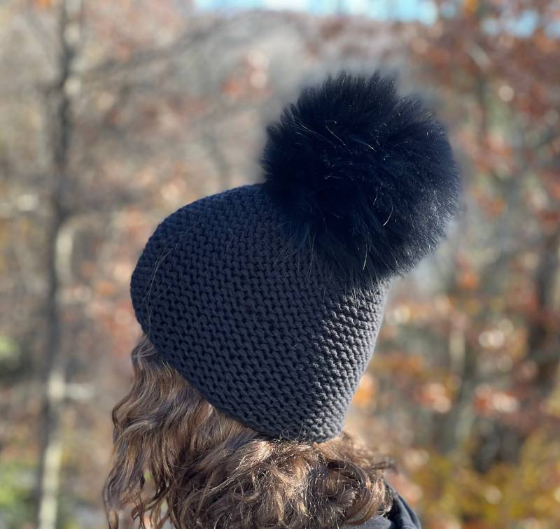 Schwarze Chunky Beanie Pelz Bommelmütze - 100 % Wolle Handgemachte Strickmütze Waschbär Pom Lieferbar Damen/Kinder Wintermütze von KKHATS