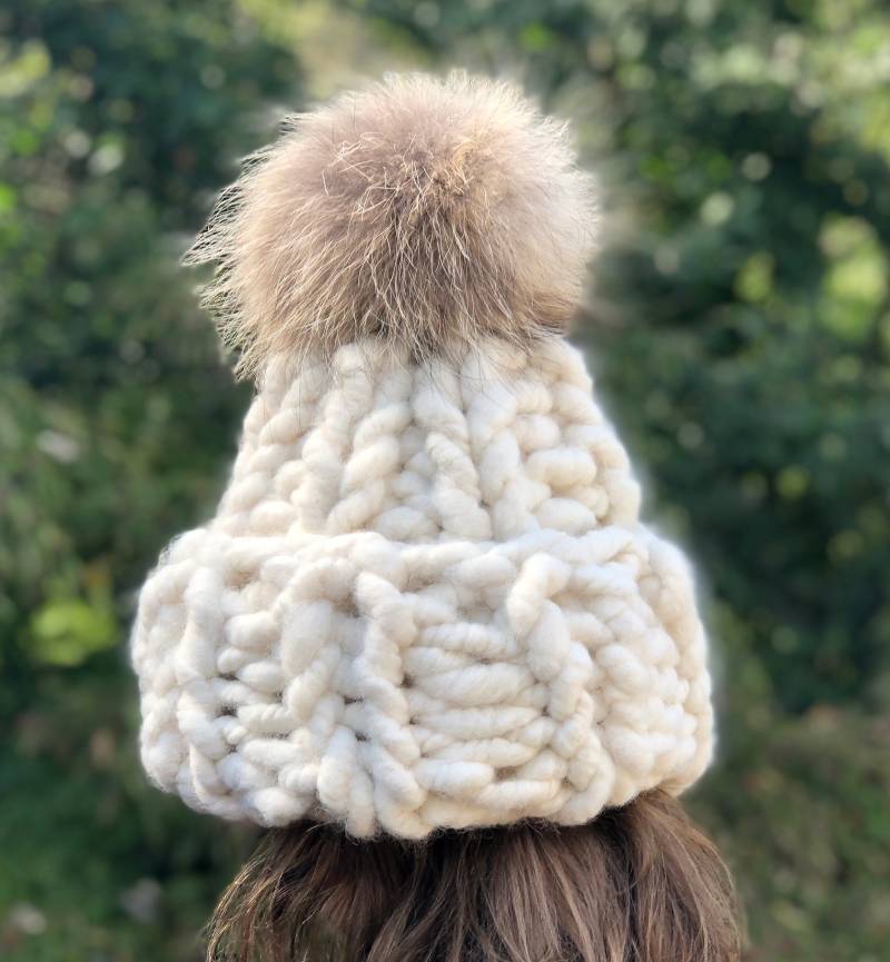 Super Chunky Pelz Pompom Mütze Frauen Hut - 100% Alpaka Handgefertigte Gestrickte Fold Over Waschbär Pom Sofort Versandbereit Geschenk von KKHATS