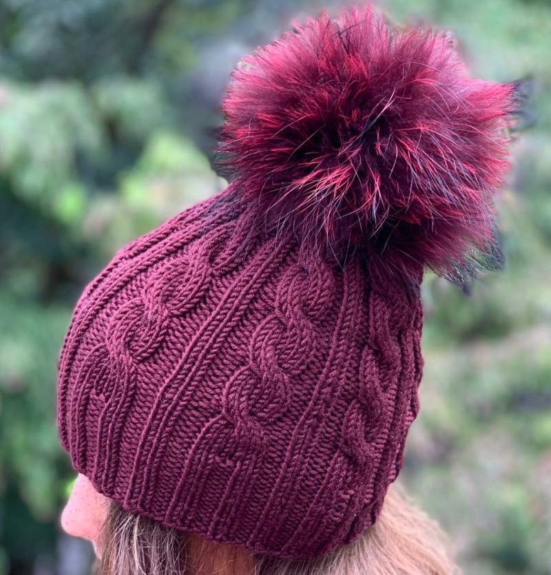 Zopfmuster Gerippte Burgund Beanie Pelz Bommelmütze - 100% Wollmütze Handgemachte Strickmütze Waschbär Pom Damen Wintermütze von KKHATS