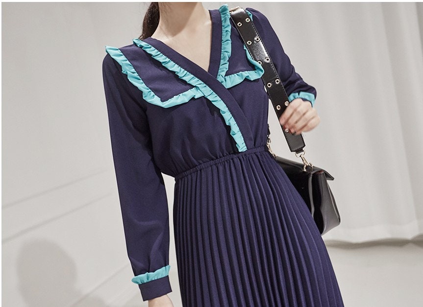 Plissiertes Midikleid Mit Rüschenkragen Plissiertes Midikleid Mit Rüschenkragen von KLALAShop