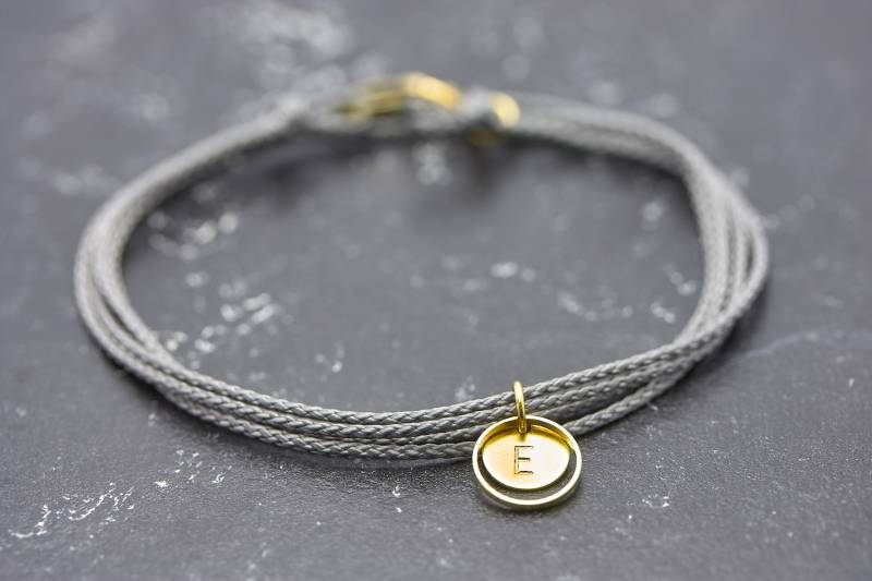 Armband Gravur Circle Mini Personalisiert Grau Beste Freundin Geschenk Personalisierter Schmuck Damen Personalized Gifts von KLAPPERGLAS