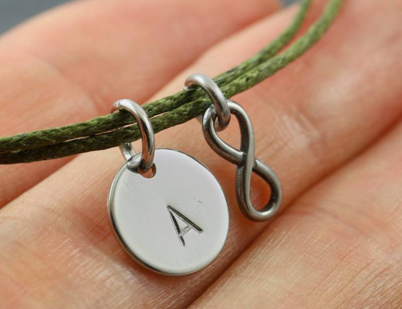 Infinity Edelstahl Armband Gravur Minimal Vegan Personalisiertes Geschenk von KLAPPERGLAS