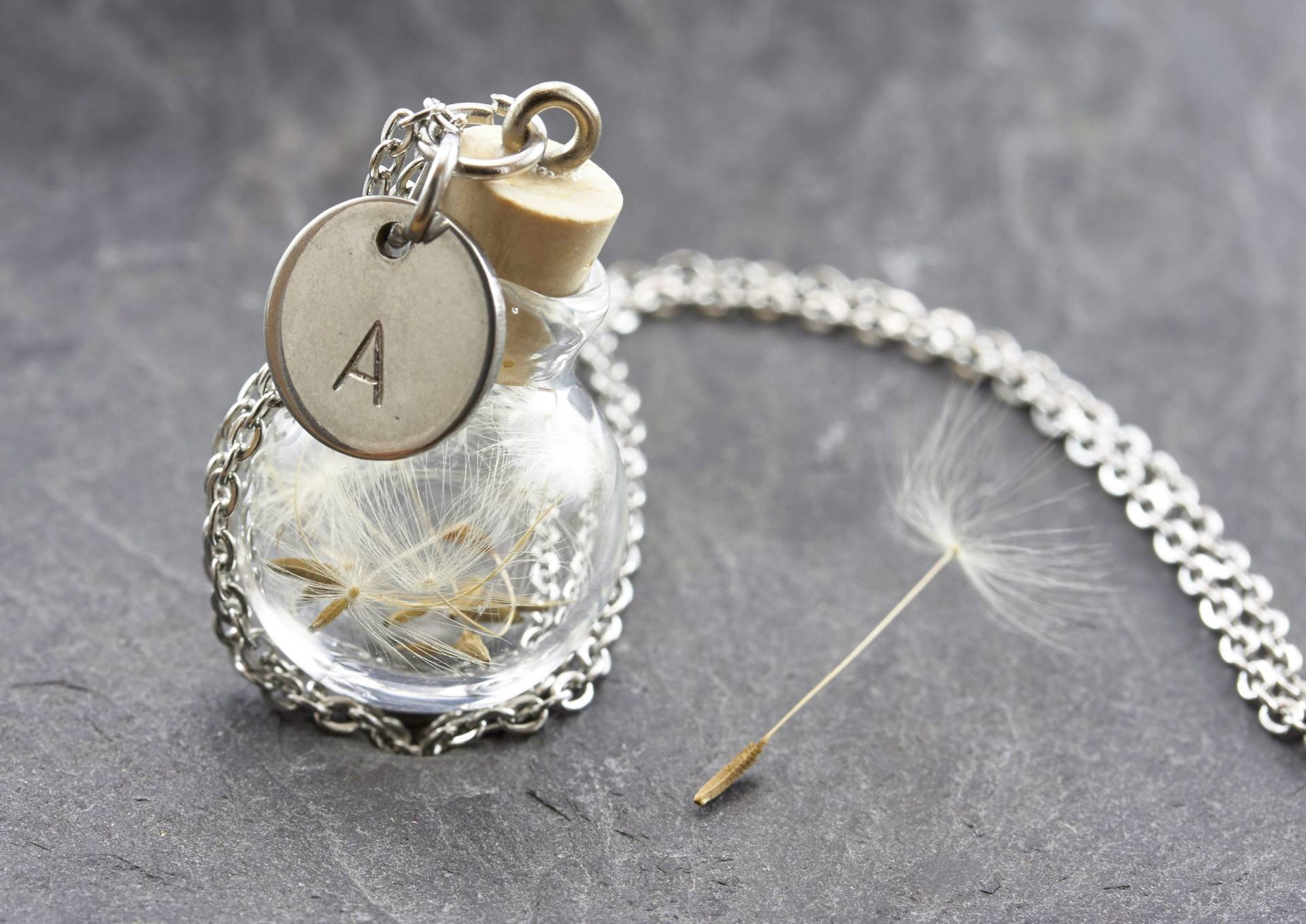 Mini Wunschkugel Halskette Mit Echter Pusteblume - Initiale Glasanhänger Kork, Personalisiert Geschenk Für Sie, Natur & Freundschaft von KLAPPERGLAS