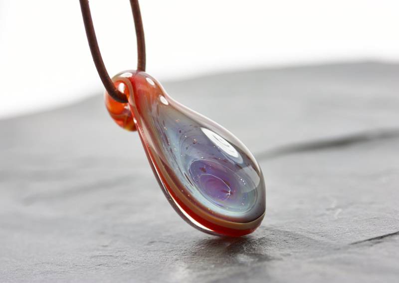 Unikat 1 Handgemachter Kristallschmuck Glas Anhänger Kette Rot Violett - Klapperglas von KLAPPERGLAS