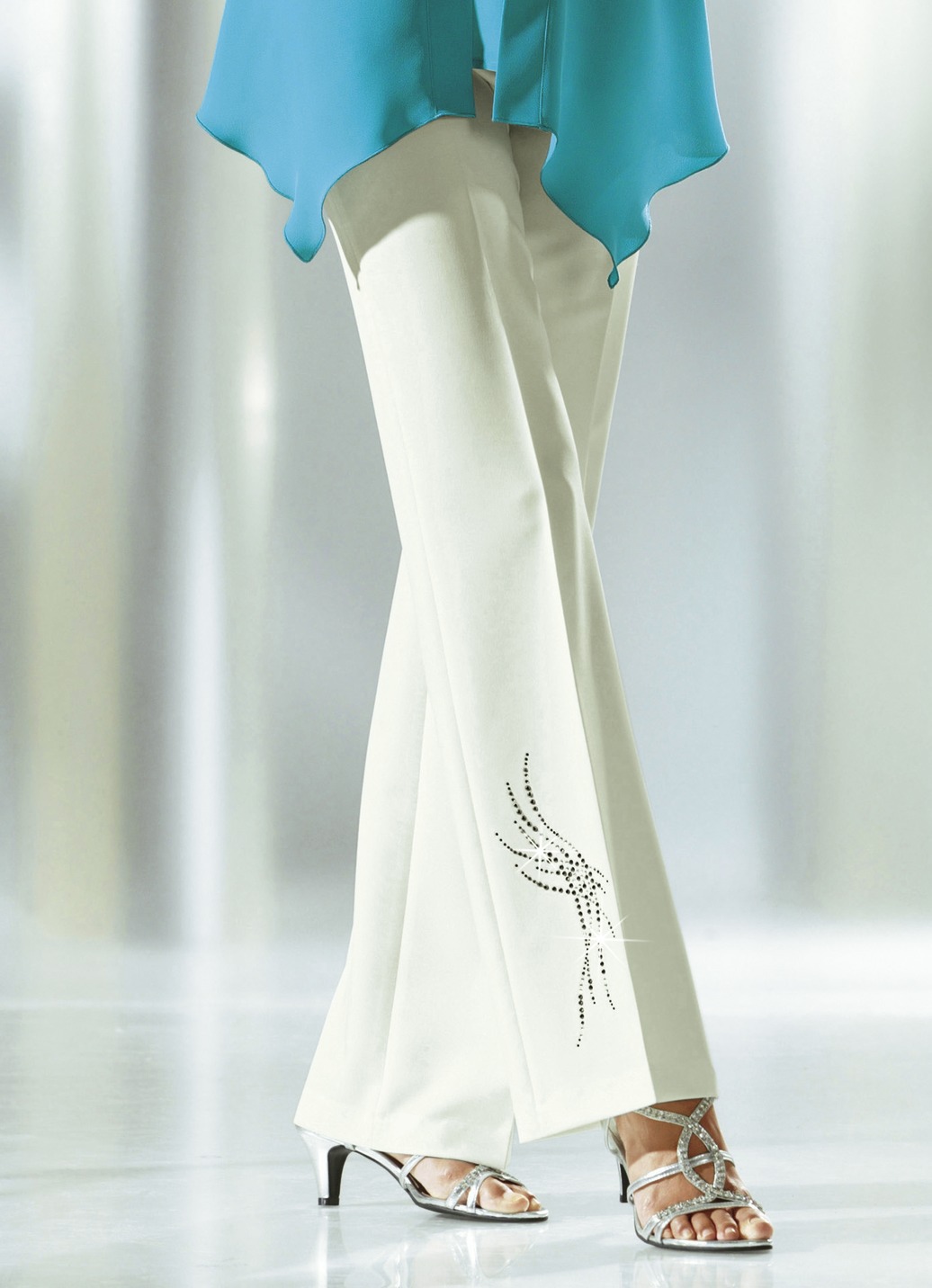 Hose mit schmückendem Strasszier-Motiv, Ecru, Größe 52 Hose mit schmückendem Strasszier-Motiv, Ecru, Größe 52 von KLAUS MODELLE