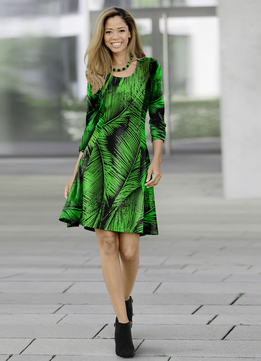 Kleid mit Palmenblatt-Motiv, Grün-Schwarz, Größe 50 von KLAUS MODELLE