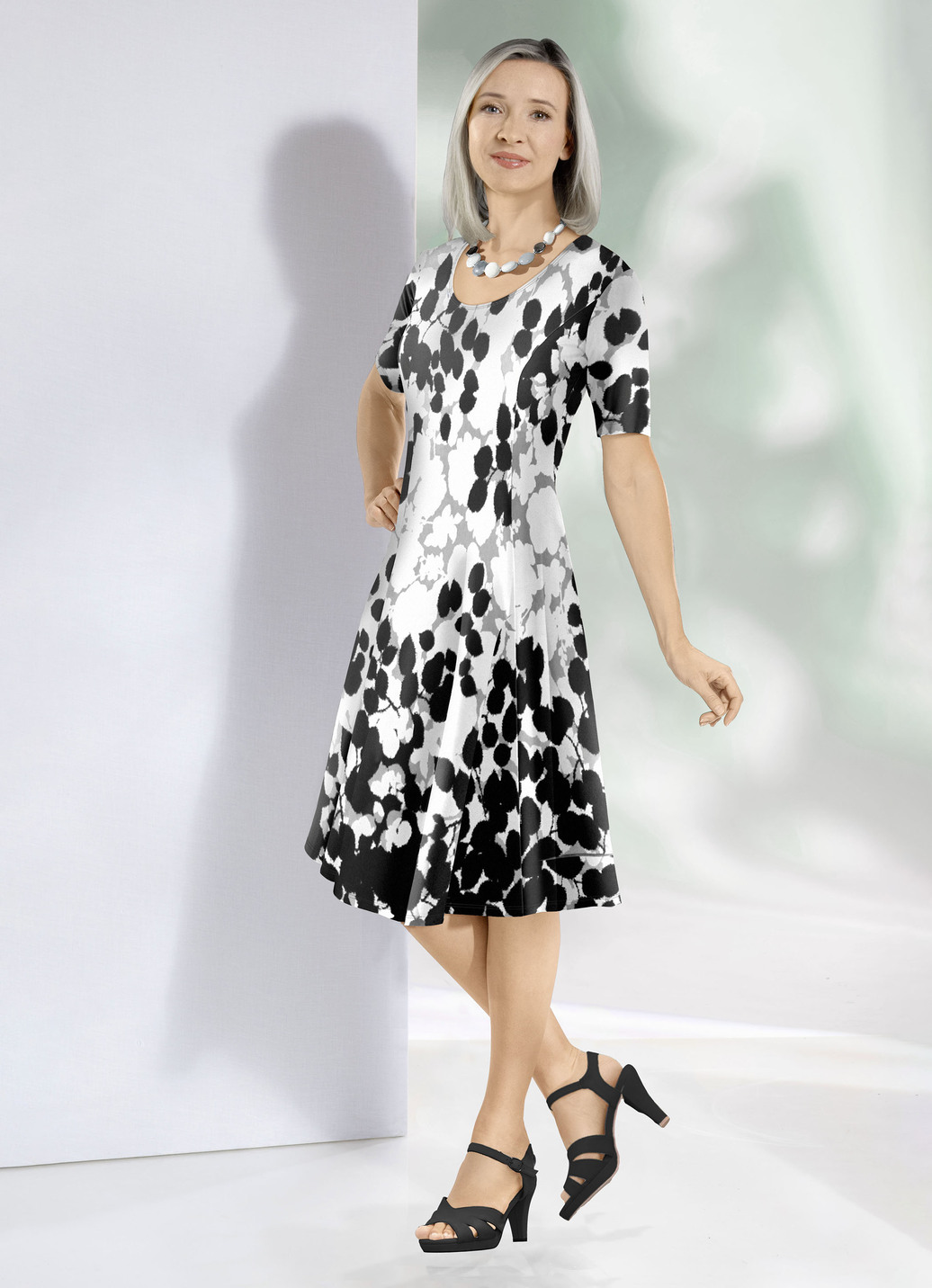 Kleid mit ausdruckstarkem Bordüren-Druck, Schwarz-Grau, Größe 40 von KLAUS MODELLE