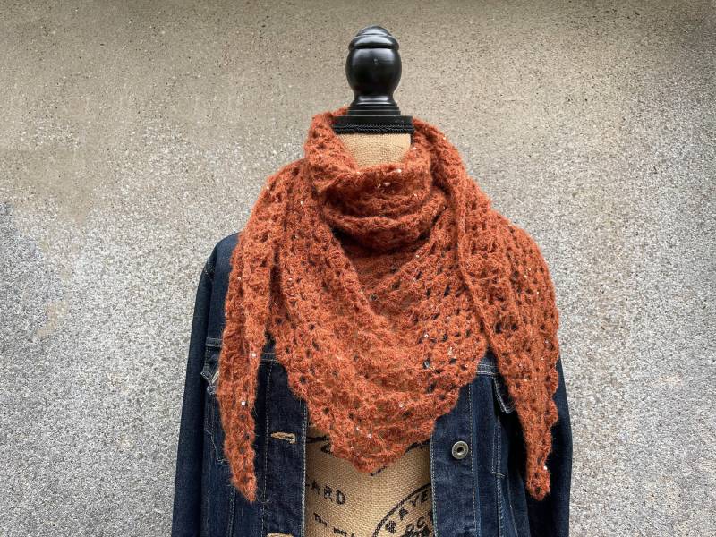 Wunderschönes Weiches Zartes Leichtes Selbstgehäkeltes Dreieckstuch "Rotbraun" Aus Lacegarn Mit Pailletten von KLCasaVariopinto