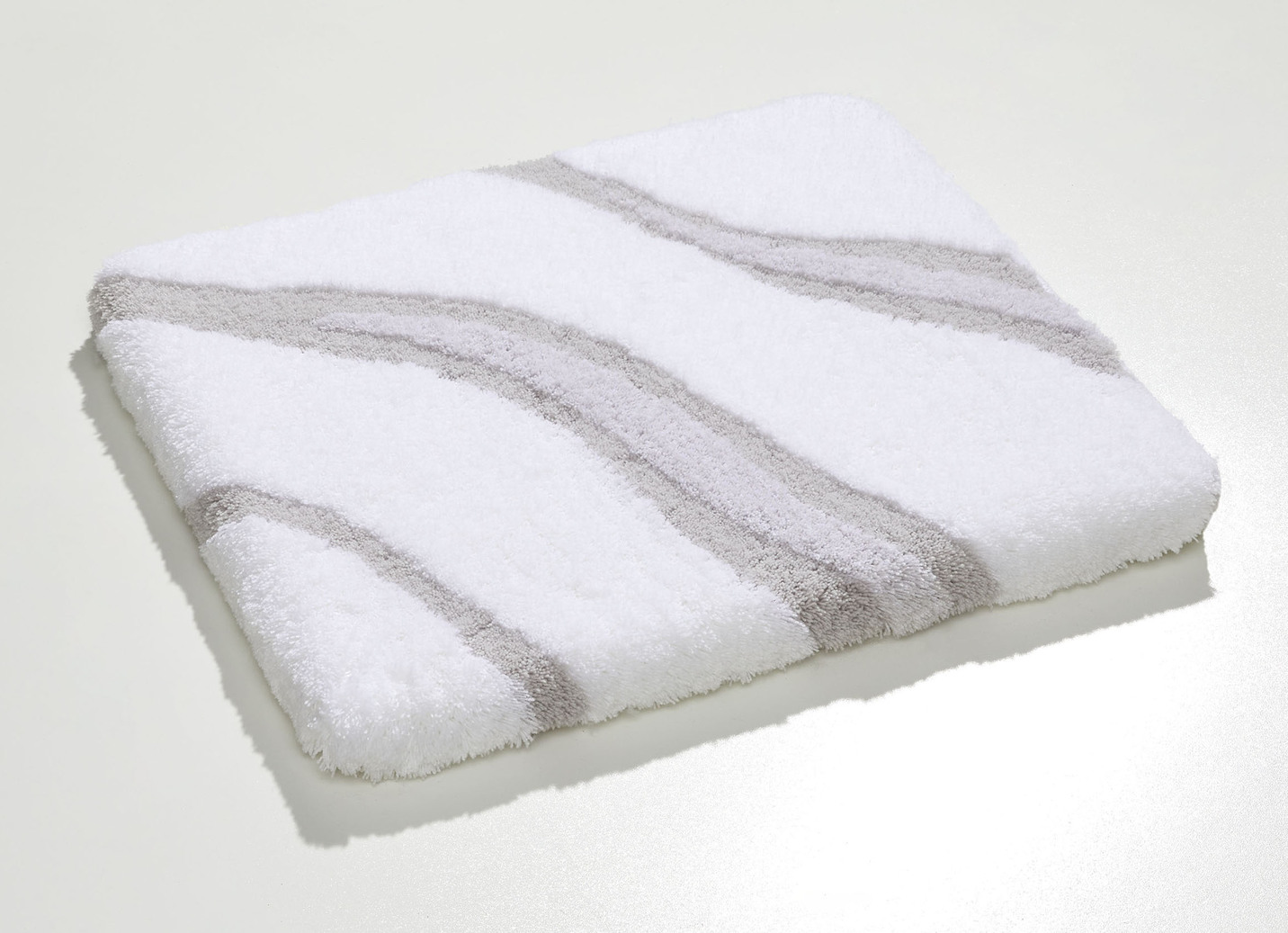 Moderne Badgarnitur von Kleine Wolke, Größe 109 (Hänge-WC-Vorleger,55/ 50 cm), Weiss-Silber von KLEINE WOLKE