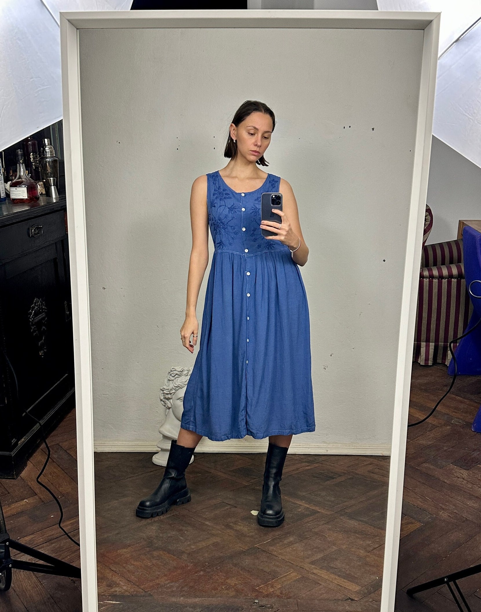 Vintage Blau Besticktes Midi Kleid, Ärmelloses Langes Kleid von KLEMvintage