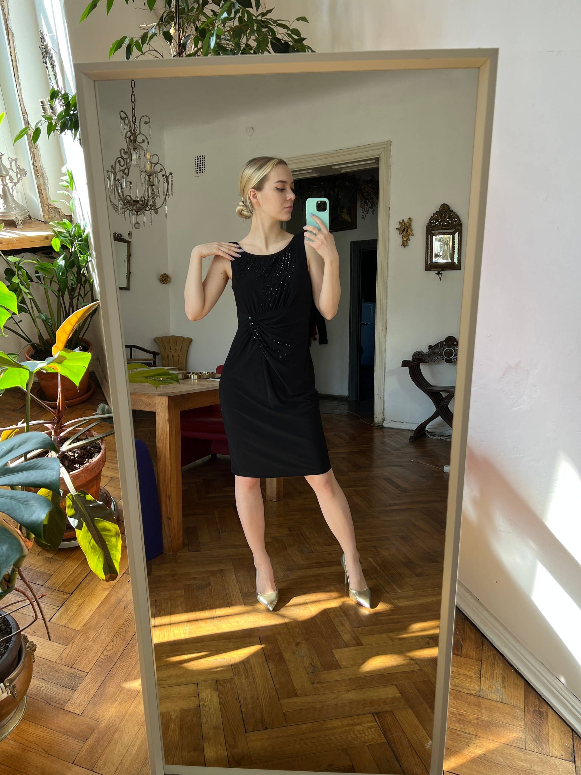 Vintage Schwarzes Ärmelloses Verzierungskleid, Bodycon Midi Kleid von KLEMvintage