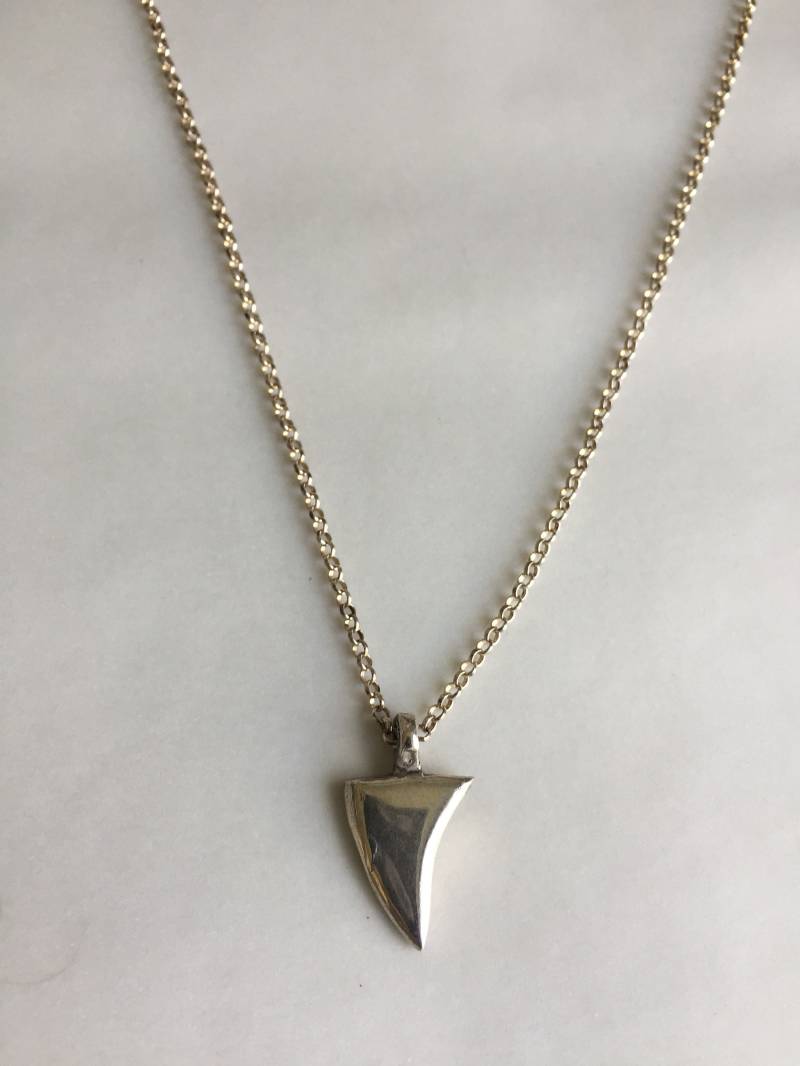 Flossenhalskette, Surfergeschenk, Klied Schmuck, Herrenschmuck, Surfbrett Geschwärztes Sterlingsilber, Sterling Und Perlenhalskette von KLIEDjewelry