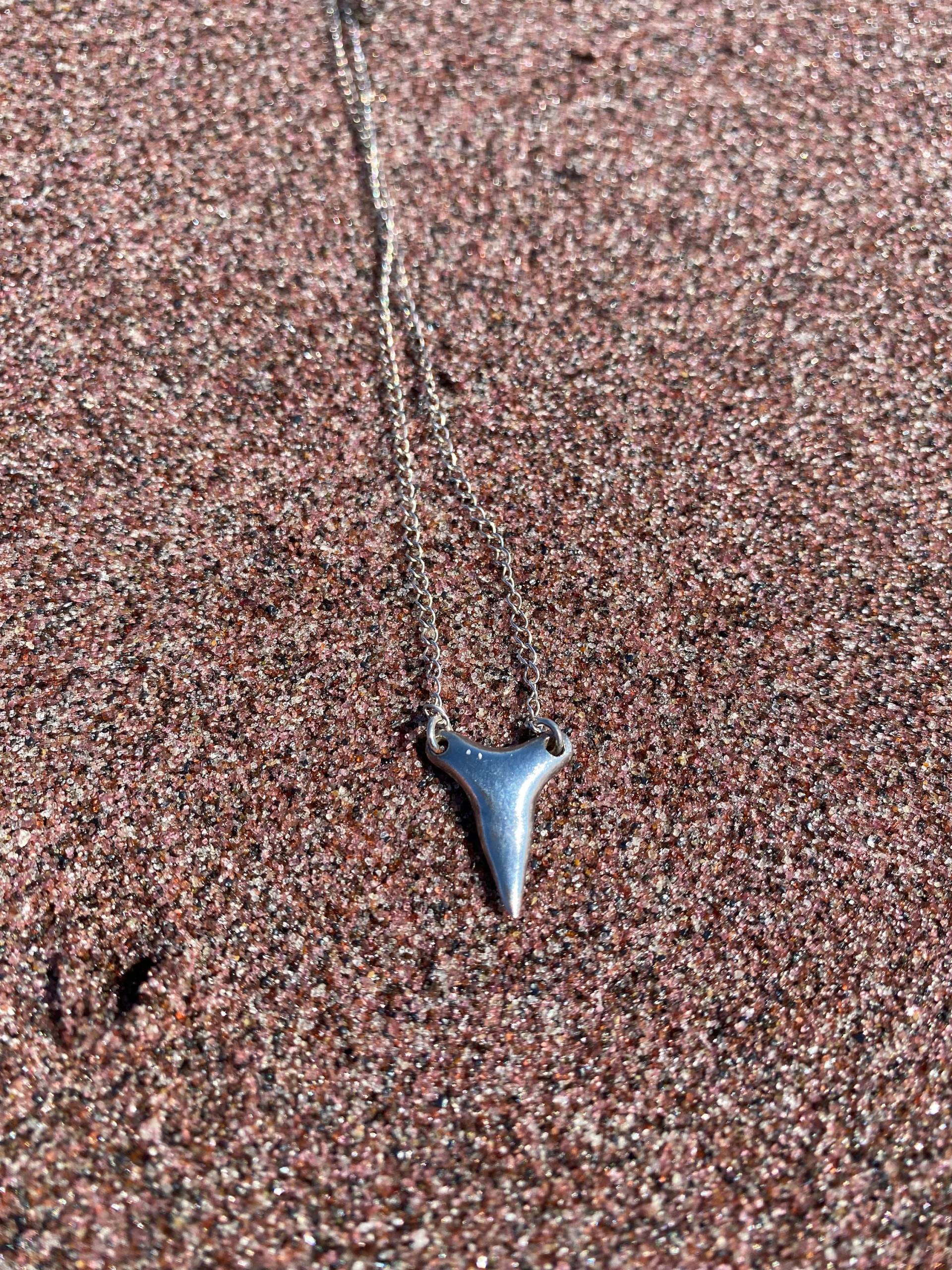 Haizahn Halskette in Sterling Silber , Surferschmuck Unisex Schmuck Handgefertigter Herrenschmuck Urban Surfer Chic von KLIEDjewelry