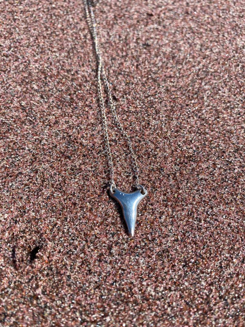 Haizahn Halskette in Sterling Silber , Surferschmuck Unisex Schmuck Handgefertigter Herrenschmuck Urban Surfer Chic Haizahn Halskette in Sterling Silber , Surferschmuck Unisex Schmuck Handgefertigter Herrenschmuck Urban Surfer Chic von KLIEDjewelry